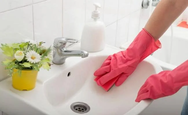 Removing Toilet Limescale With Just Two Ingredients